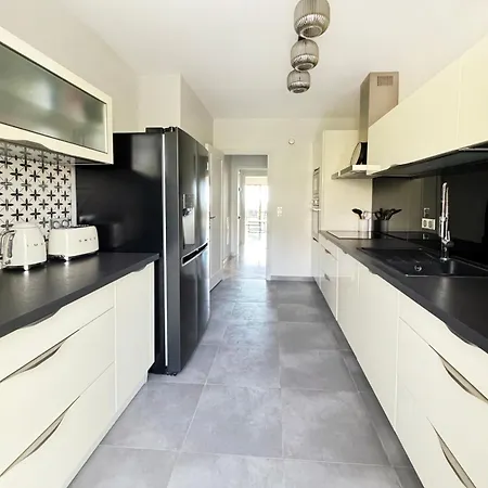 Charming Two Bedrooms, Sea View, Private Parking, Within Walking Distance * Cannes