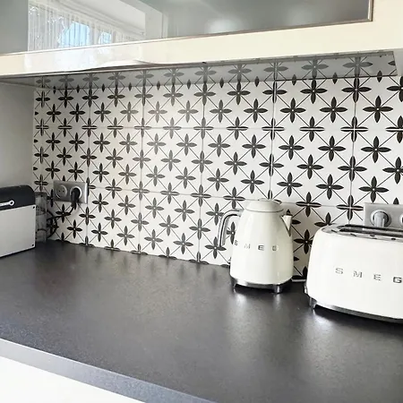 Charming Two Bedrooms, Sea View, Private Parking, Within Walking Distance * Cannes