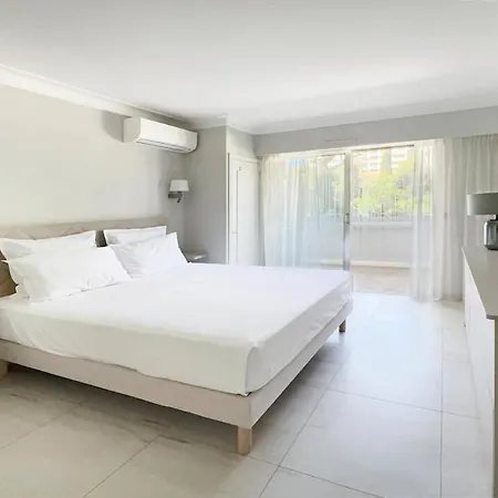 Charming Two Bedrooms, Sea View, Private Parking, Within Walking Distance Cannes