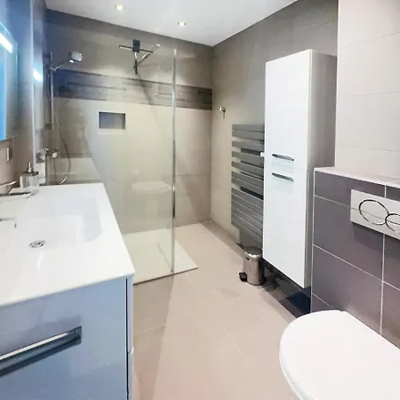 Charming Two Bedrooms, Sea View, Private Parking, Within Walking Distance Cannes