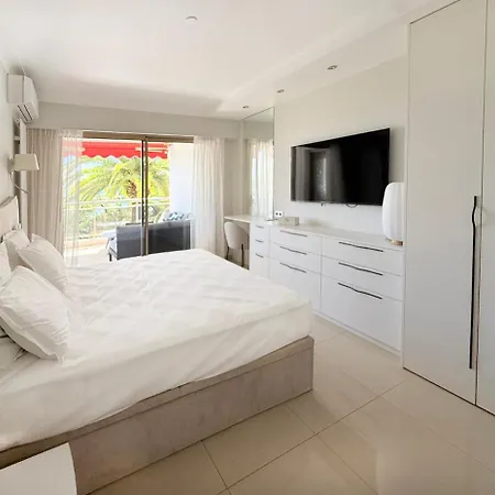 Charming Two Bedrooms, Sea View, Private Parking, Within Walking Distance Cannes