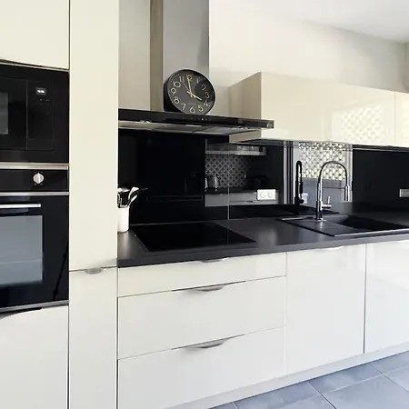Charming Two Bedrooms, Sea View, Private Parking, Within Walking Distance Apartament