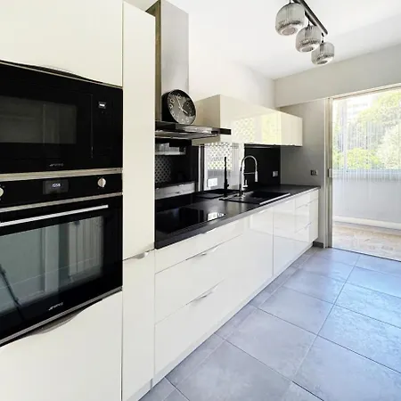 Apartament Charming Two Bedrooms, Sea View, Private Parking, Within Walking Distance Cannes